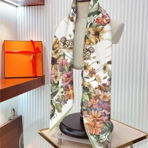 Écharpe carrée florale 90cm en soie avec imprimé floral