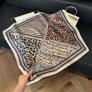 Écharpe carrée en soie imprimée léopard pour femmes