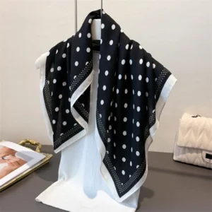Foulard carré femme luxe à pois sur fond blanc