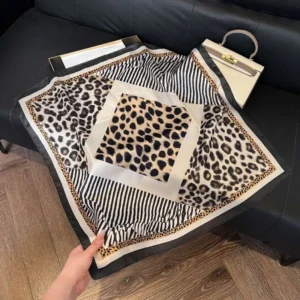 Écharpe soie imprimé léopard 70x70cm pour femmes