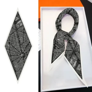 Foulard femme luxe en soie avec impression chaude diamant, posé sur un mannequin