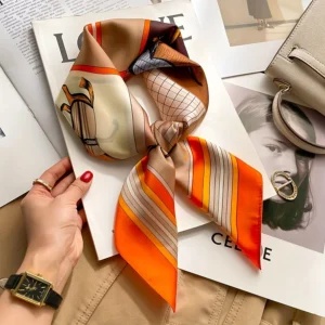 Foulard carré en soie motif cheval, accessoire de mode élégant et polyvalent
