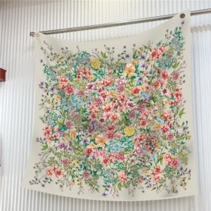 Foulard florale en soie avec motif floral multicolore