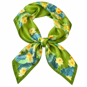 Foulard vert à fleurs jaunes et feuilles bleu-vert noué au centre sur fond blanc