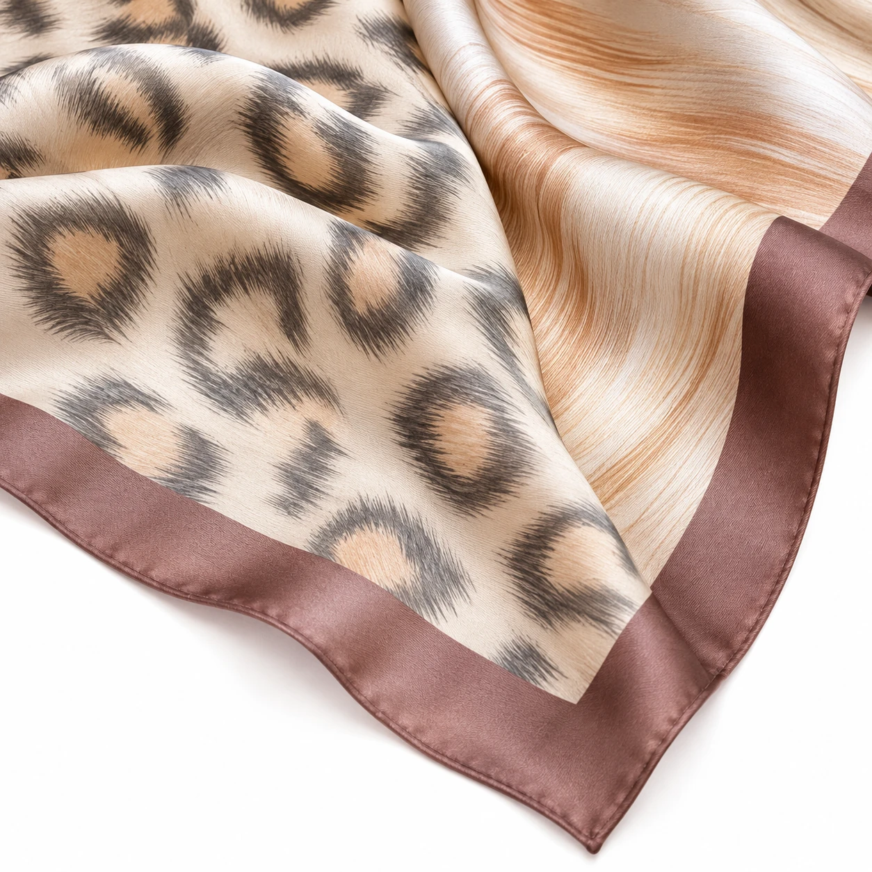Détail du motif léopard gris et camel et de la bordure brun rosé du foulard