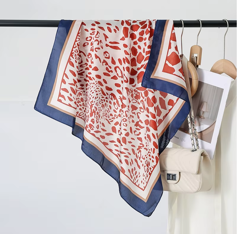 Foulard Léopard Marine – Image 5