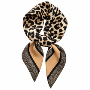 Foulard Léopard Noir arrondi avec nœud central sur fond blanc, imprimé noir et beige à bordures caramel et mouchetées
