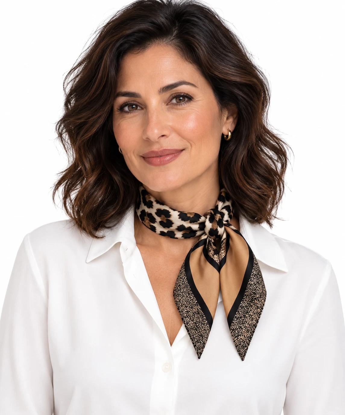 Foulard Léopard Noir porté au cou, visage et pointes visibles, bordures caramel et noir moucheté