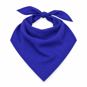 Foulard uni indigo noué et déployé sur fond blanc