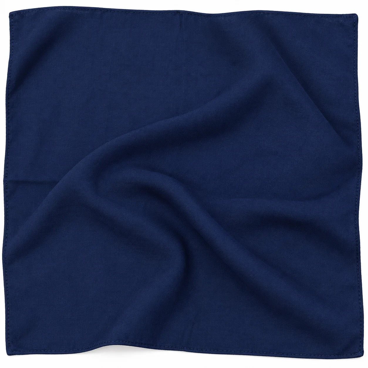 Détail du tissage et de l’ourlet du foulard uni bleu marine