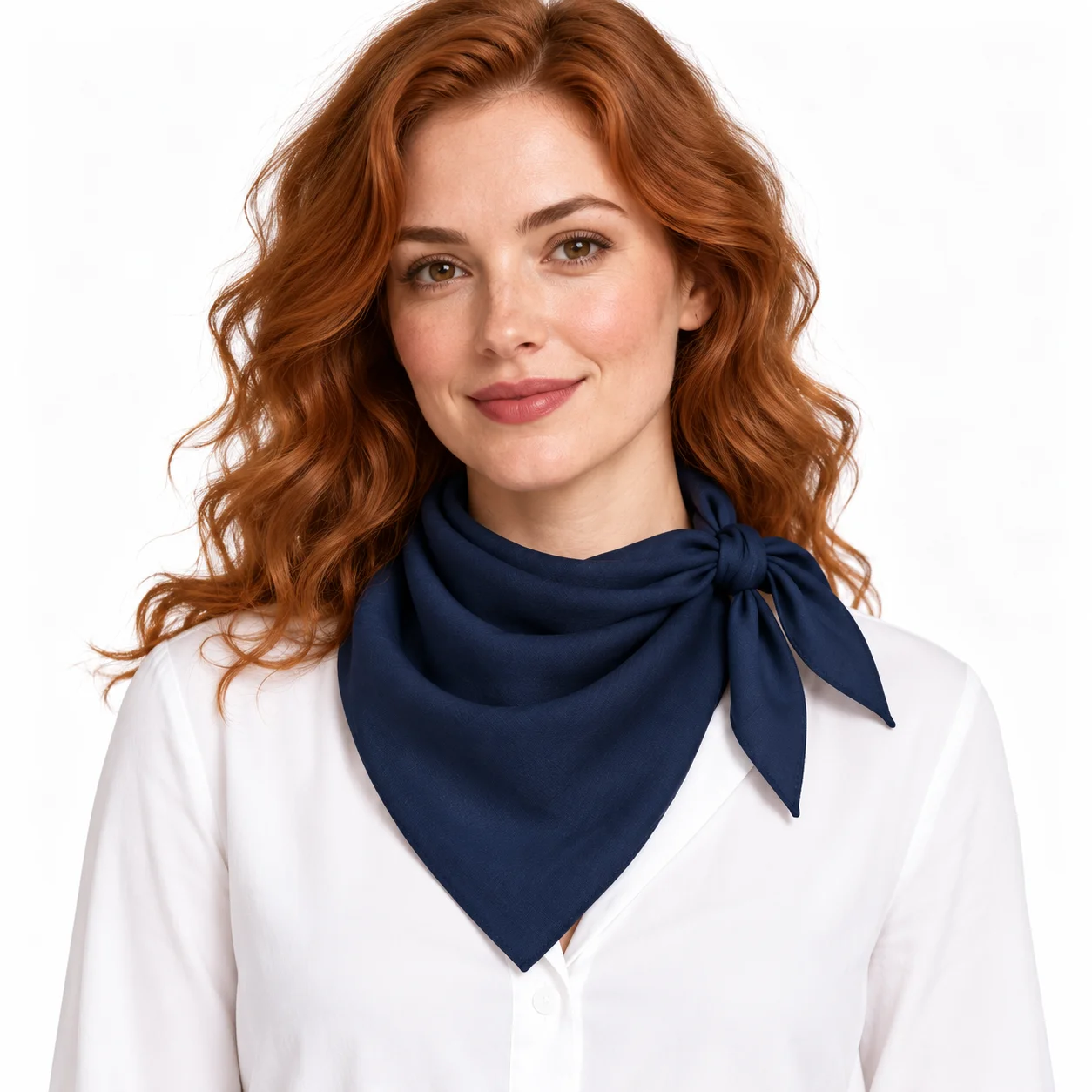 Femme portant le foulard uni bleu marine noué au cou sur fond blanc