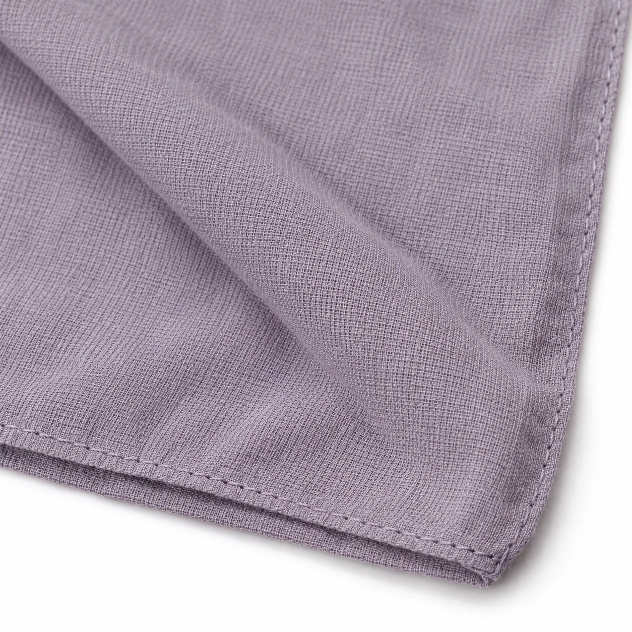 Gros plan du tissu et de l’ourlet du Foulard Uni Mauve