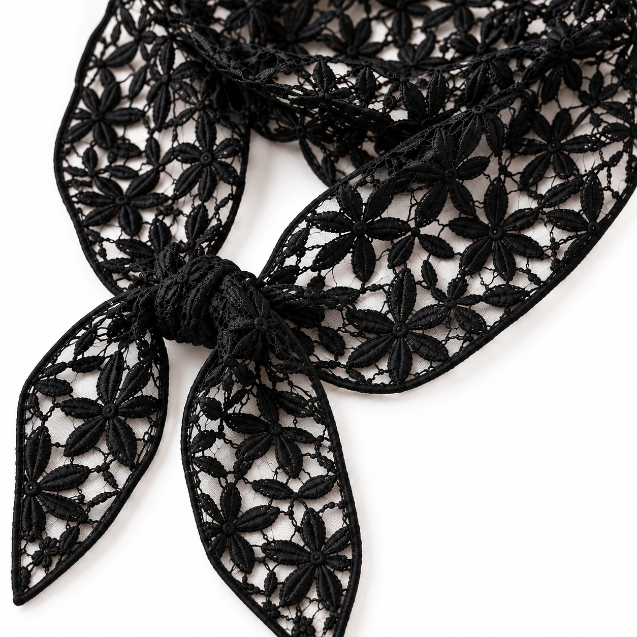 Foulard dentelle noir fleuri – détail des motifs brodés