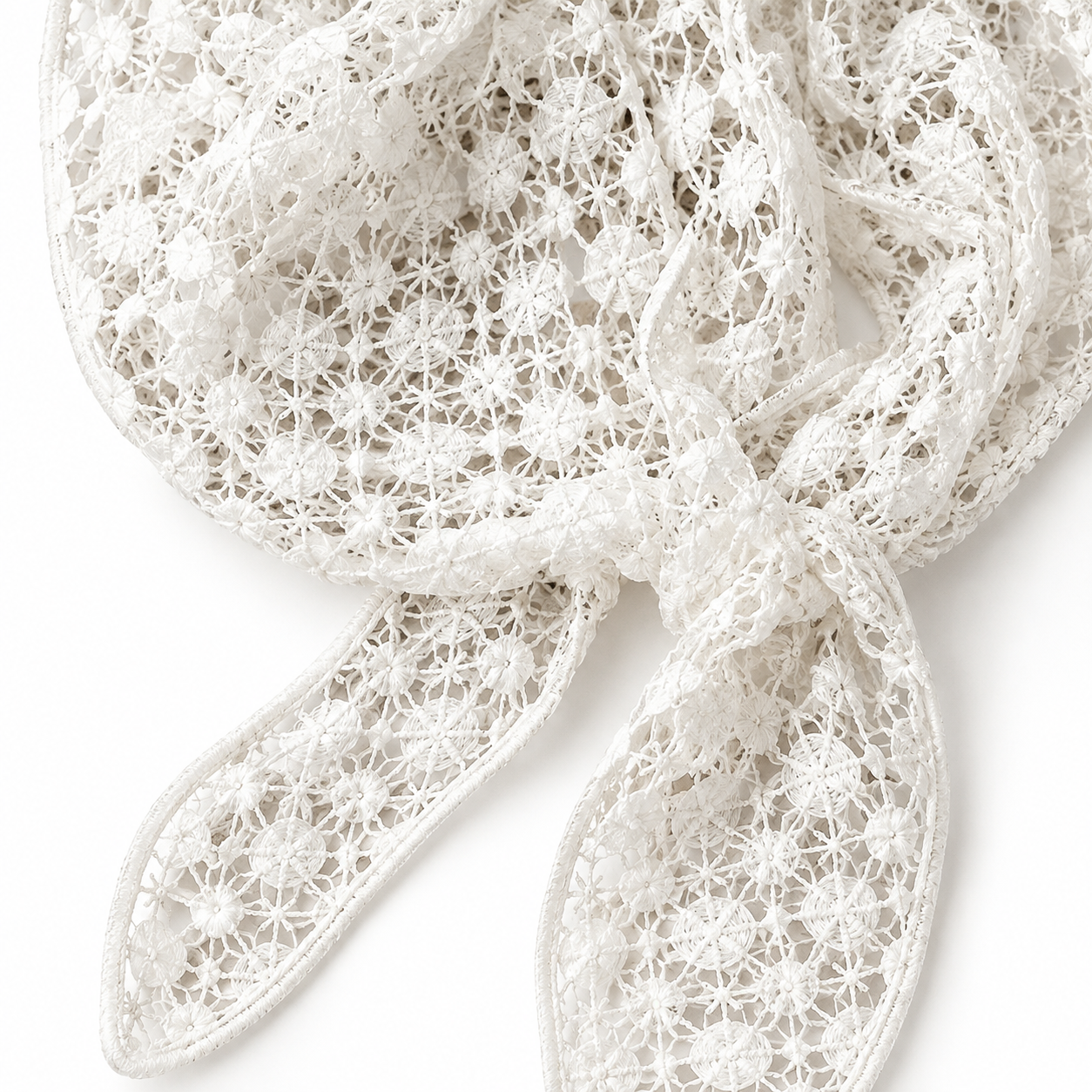 Foulard dentelle blanc fleuri – détail des motifs brodés