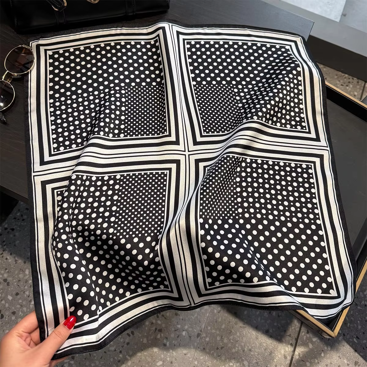 Foulard à Pois Noir – Image 6
