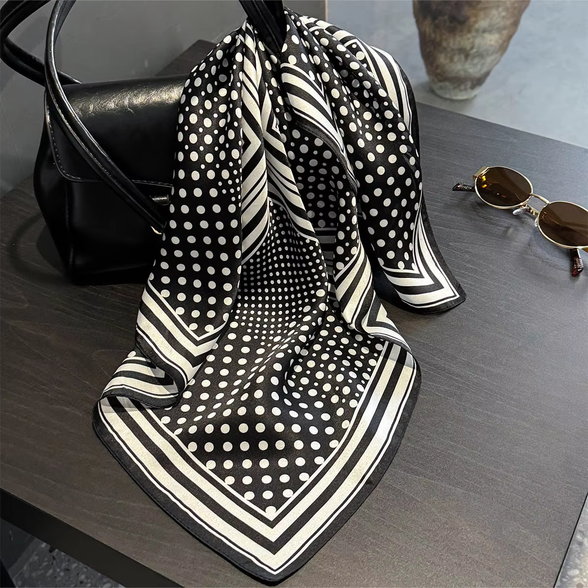 Foulard à Pois Noir – Image 4