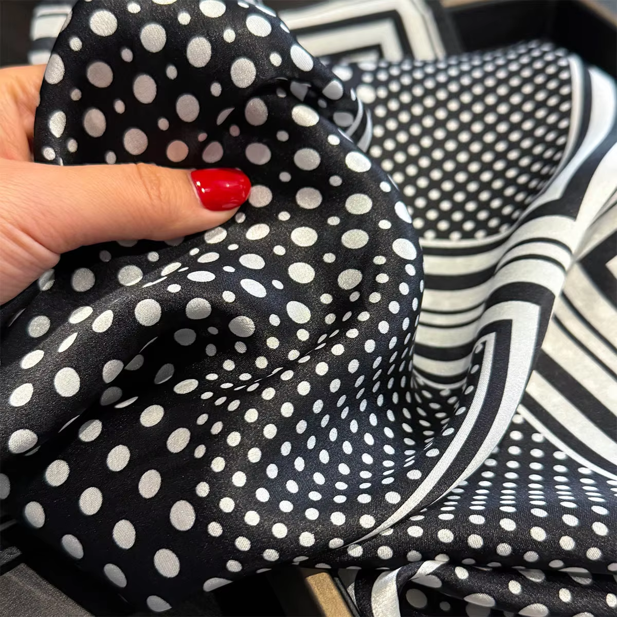 Foulard à Pois Noir – Image 5