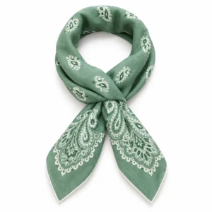 Foulard homme vert à motif paisley blanc, présenté croisé sur fond blanc