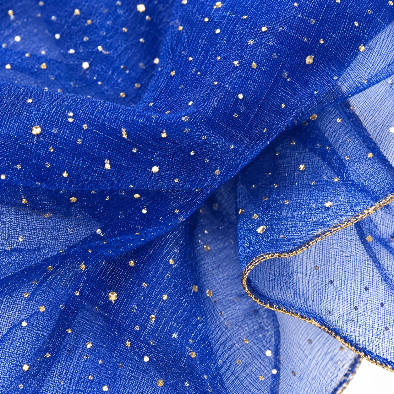 Gros plan du voile bleu pailleté et de sa fine bordure dorée