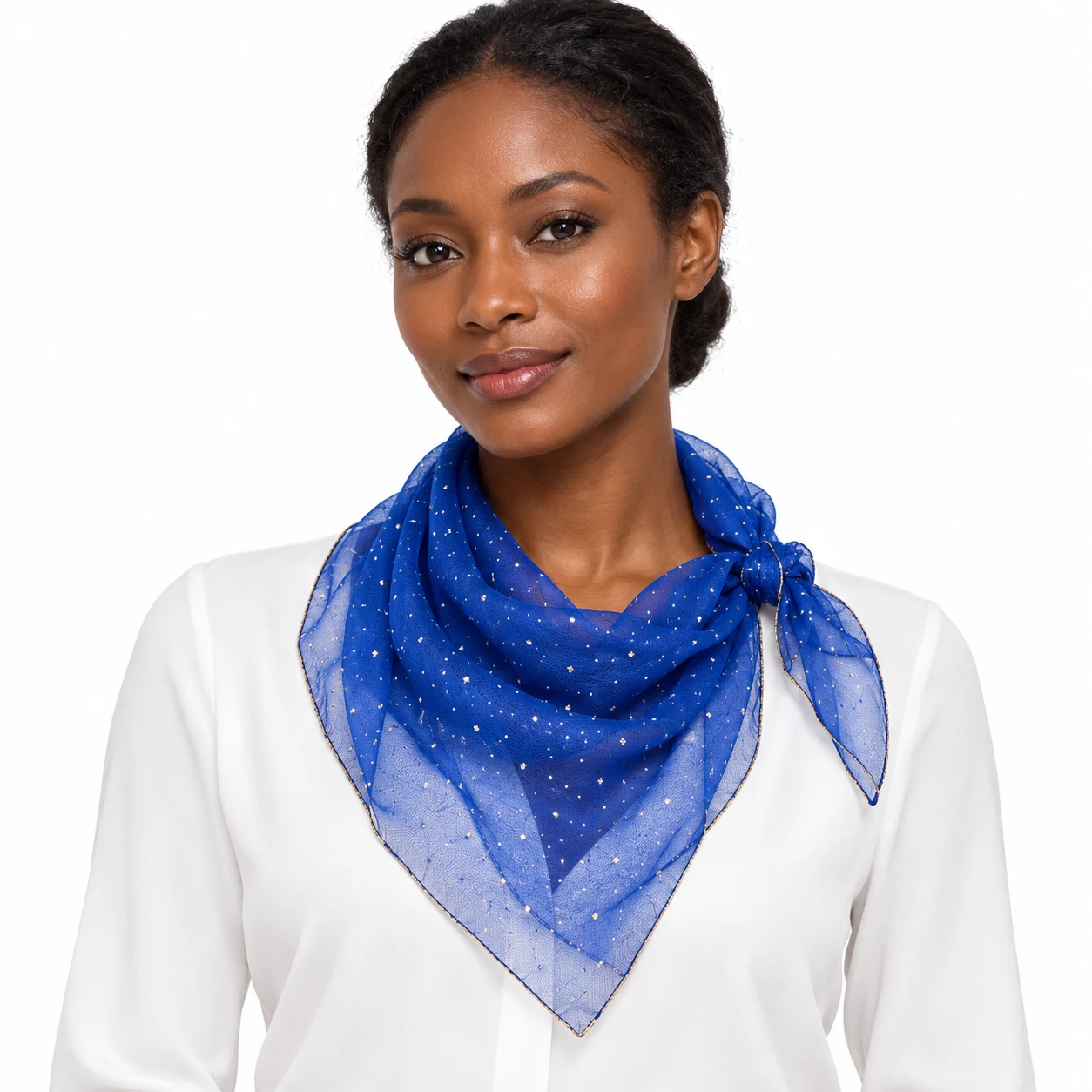 Foulard paillette bleu transparent porté au cou, visage visible sur fond blanc
