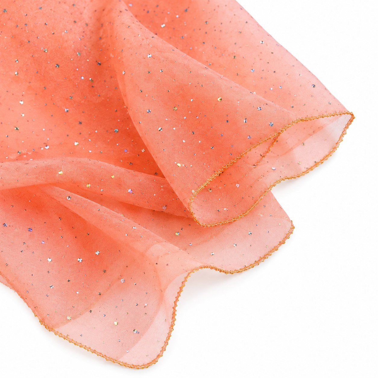 Détail du voile corail pailleté et de sa fine bordure dorée