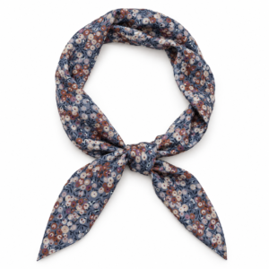 Foulard homme fleuri bleu, noué en boucle sur fond blanc