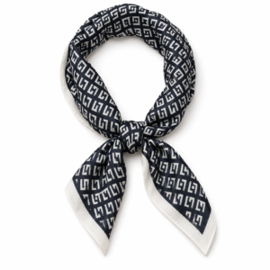 Foulard homme monogramme marine et ivoire noué sur fond blanc