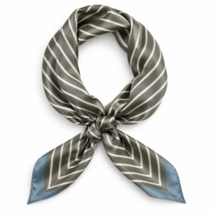 Foulard homme rayé gris avec bordure bleue, noué sur fond blanc
