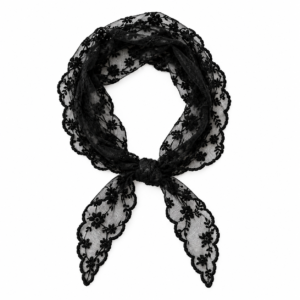 Mantille noire en dentelle florale posée en boucle avec un nœud sur fond blanc